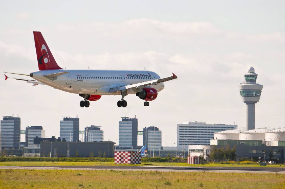 Vliegtuig van Amsterdam Airlines landt op Schiphol