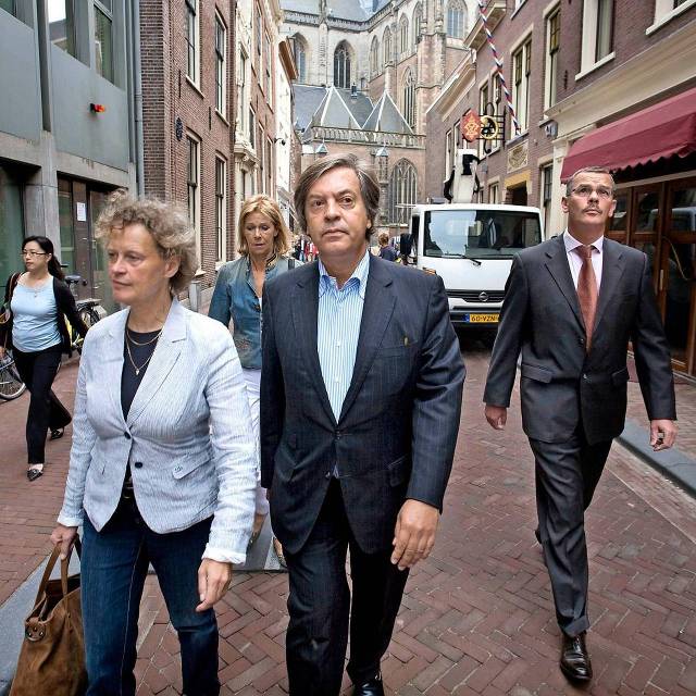 Jan-Dirk Paarlberg met naast hem zijn raadsvrouw Bénédicte Ficq in 2010 op weg naar de rechtbank in Haarlem.