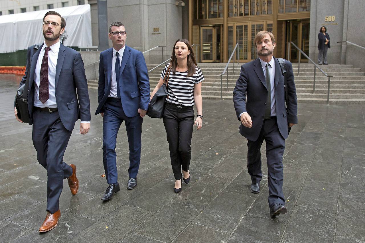 Voormalig handelaar Anthony Conti (tweede van links) verlaat op 5 november 2015 de rechtbank in New York. (Foto: Reuters)