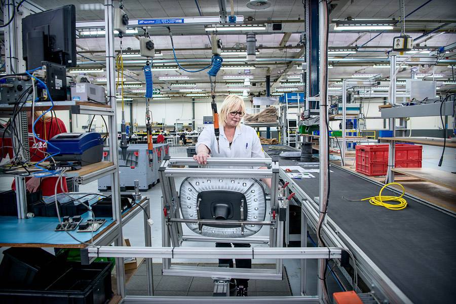 Een slimme fabriek in het lege complex van Philips Emmen. (Foto: Corné Sparidaens voor het FD)